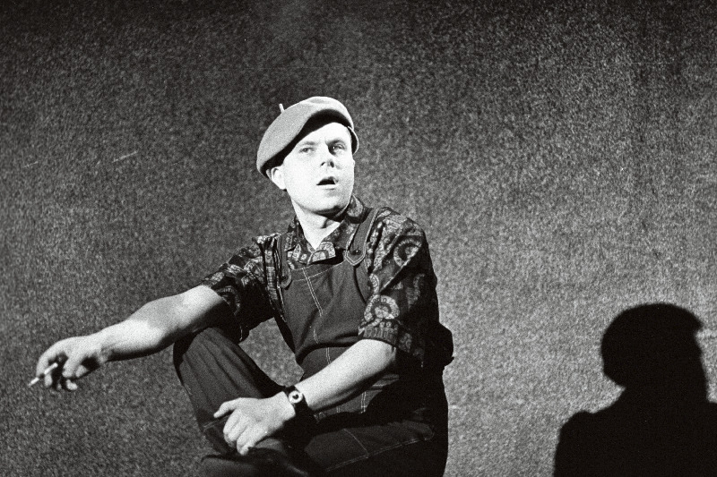 RAT "Vanemuise" lavakunsti stuudio õpilane Raimu Maiksaar Igor Vassili  P.-E. Rummo montaažis A. Valtoni novellidest "Lugusid argielust ehk Valtoniana" novellis "Süüdistuskõne".