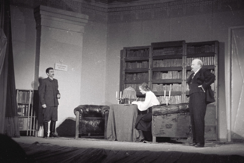 Stseen V. Višnevski näidendist „Unustamatu 1919“ Riiklikus Teatris „Vanemuine“. J. V. Stalin – Aleksander Laar, V. I. Lenin – Aleksander Mälton.