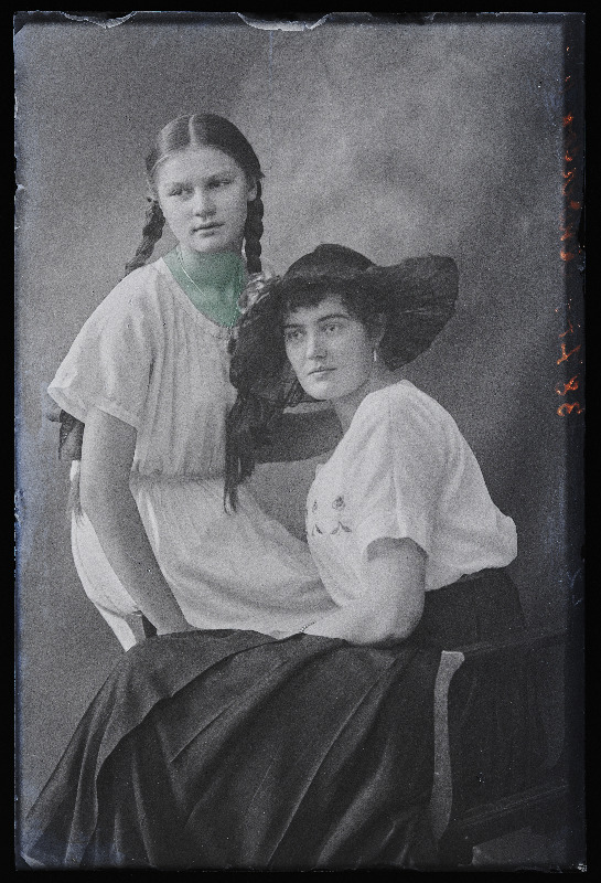 Kaks naist, (foto tellija Andersen [Anderson]).