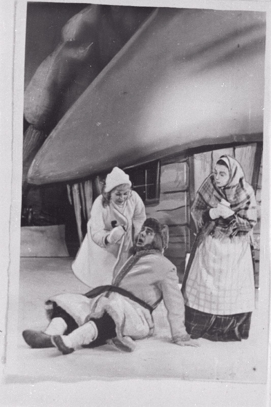 Stseen E. Kapi lasteooperist "Talvemuinasjutt" RAT Estonias. Helbeke - J. Solovjova, taat - A. Linnamägi, memm - M. Poola.