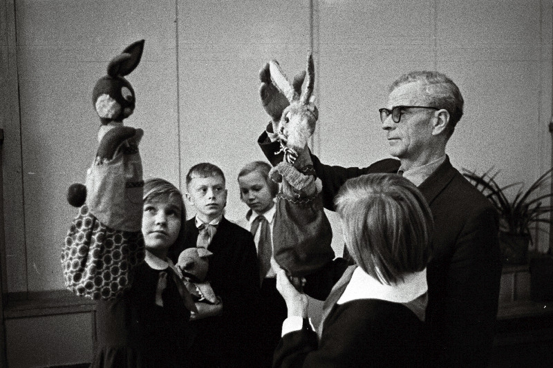 Märjamaa Keskkooli pioneeride nukuteatri juhataja õpetaja August Kelder S. Mihhalkovi lastenäidendi „Ninatark jänku“ osatäitjaile juhtnööre andmas.