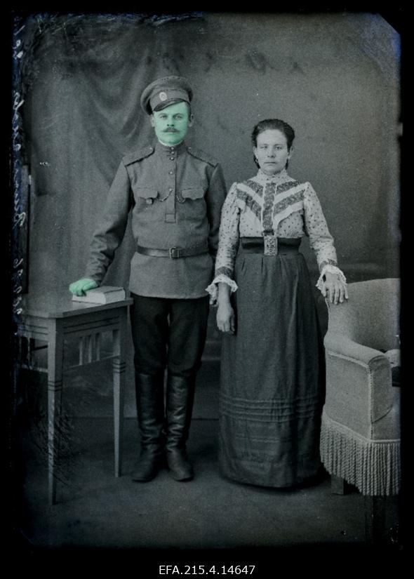 Sõjaväelane Wischnjakoff (Višnjakov) naisega.
