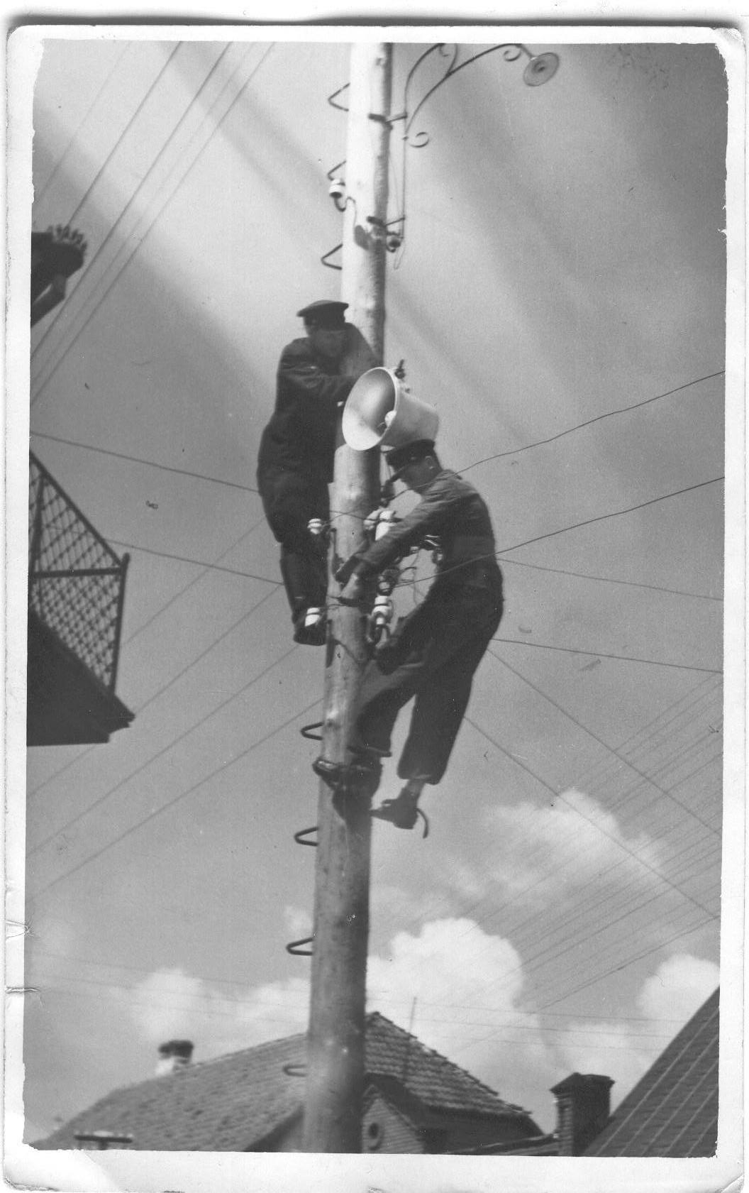 Foto. Valjuhääldaja paigaldamine Võru linnas 1949.a. Kreutzwaldi ja Tartu tänava nurgal.