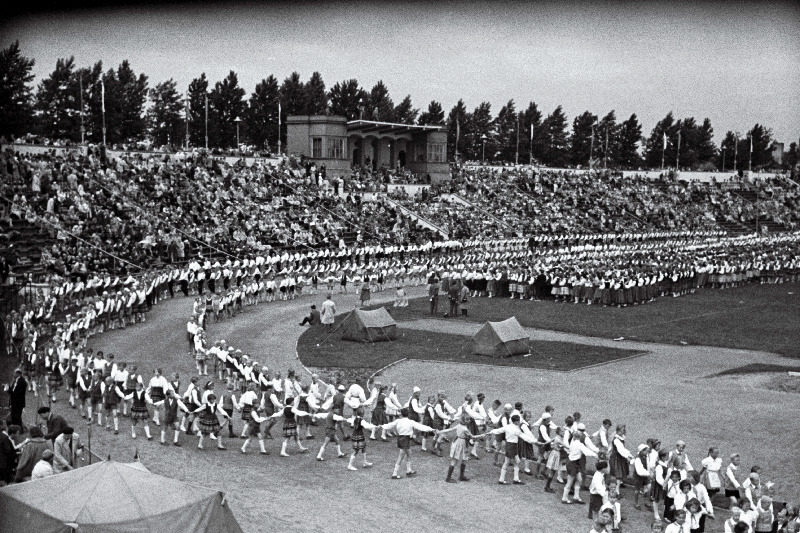 Üleliidulise Pioneeriorganisatsiooni 40. aastapäevale pühendatud lõkkeõhtu ja tantsupidu.