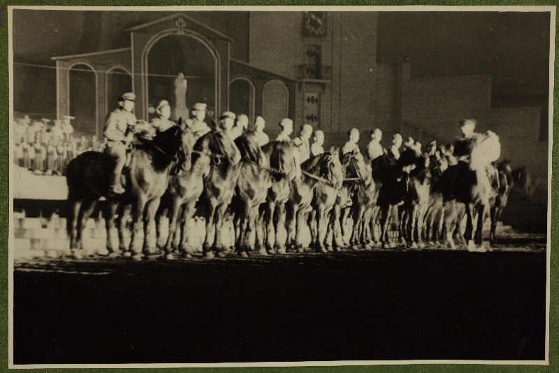 Leo Kalmeti lavastatud vabaõhuetendus "Lembitu" Juhan Sütiste draama "Ristikoerad" ainetel Tallinna laululaval.