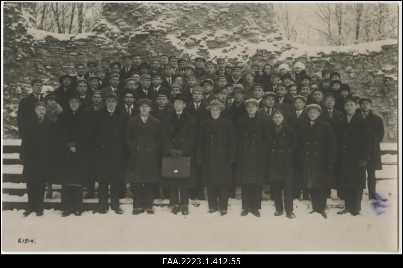 V noorsoo karskuskongress Paides Vallimäel talvel. Grupifoto