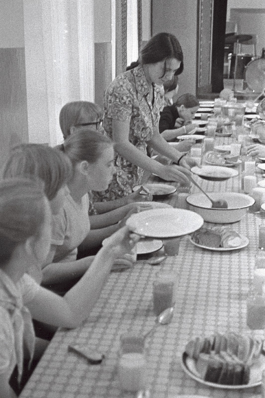 Eesti õpilasmaleva ( 1971? ) pilte Konovere, Audru, Sipa rühma elust - olust. Malevlased söögilauas söömas