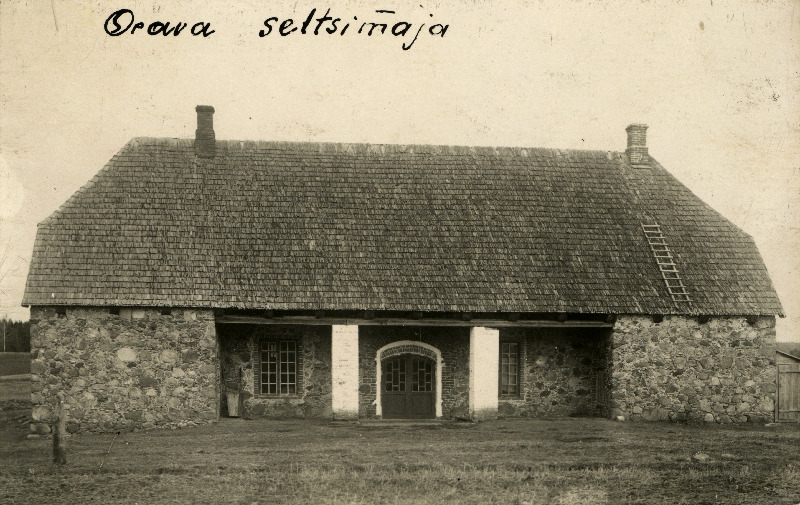 Orava Rahvaharidusseltsi maja, ümberehitatud endisest magasiaidast.