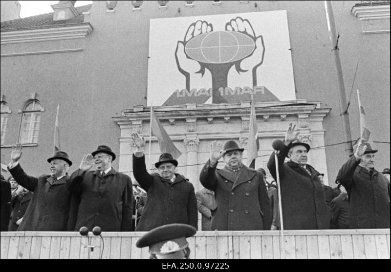 Vabariigi juhtivad partei- ja nõukogude töötajad tervitavad 1. mai demonstratsioonist osavõtjaid.