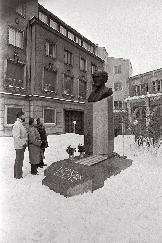 NSV Liidu rahvakunstniku, helilooja Heino Elleri mälestussamba avamine Võidu väljaku ääres tema 100. sünniaastapäeval.