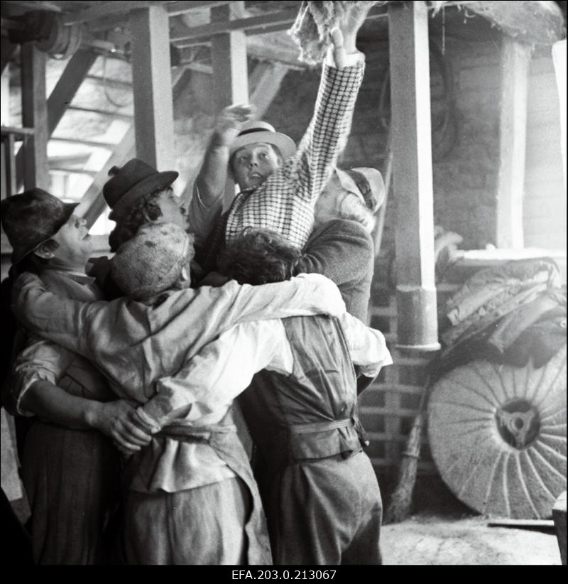 Kaader Tallinnfilmi mängufilmist "Suvi". Puntratants. Kiire osas Margus Lepa, Tootsi osas Are Laanemets.