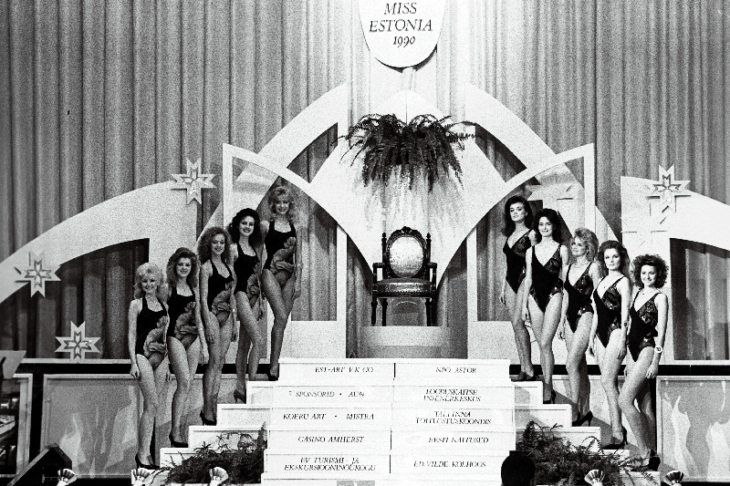 Kümme missikandidaati Miss Estonia 1990 valimistel. Vasakult 1. võitjaks tulnud Liis Tappo, paremalt 2. teine printsess Helene Tedre, 3. esimene printsess Kairi Kruusement.