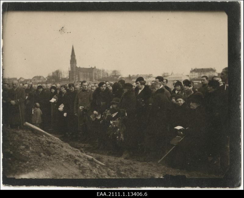 Major Otto Oidermanni ümbermatmine Viljandi Vabadussõjas langenute ühiskalmistule märtsis 1936. Omaksed haua kõrval, taustal Viljandi Pauluse kirik