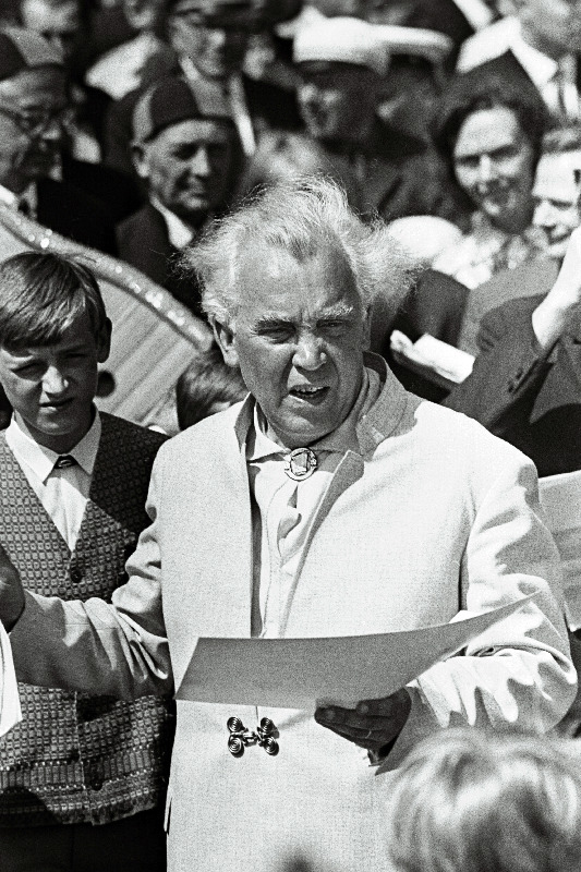 Juubelilaulupidu. Gustav Ernesaks lauljate keskel.