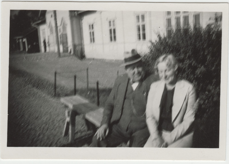 Mees ja naine [Eduard Virgo sugulased või tuttavad?] istumas pingil
