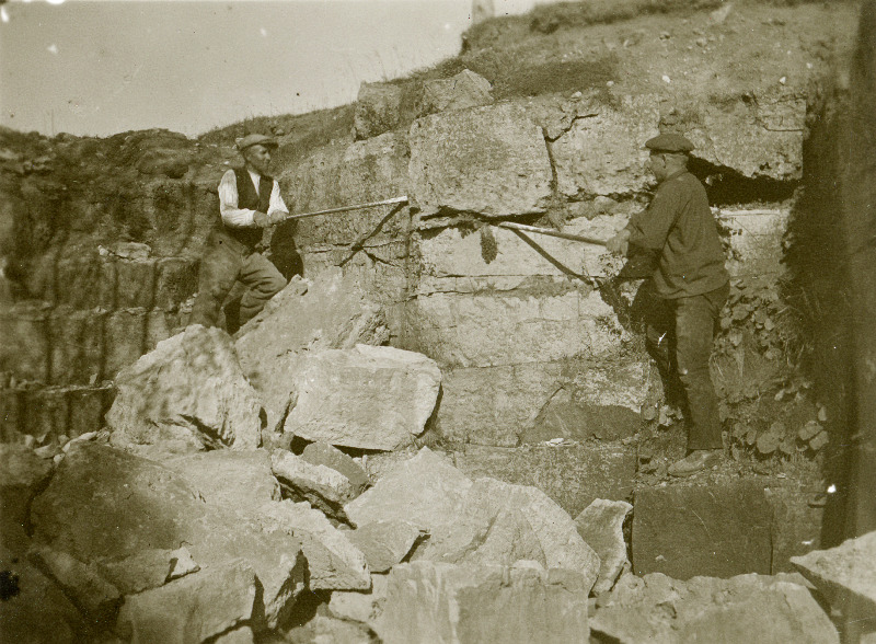 Töötlemiseks kõlbmatute pealmiste kivikihtide kangidega eemaldamine Kuigi paemurrus. Loona vald.