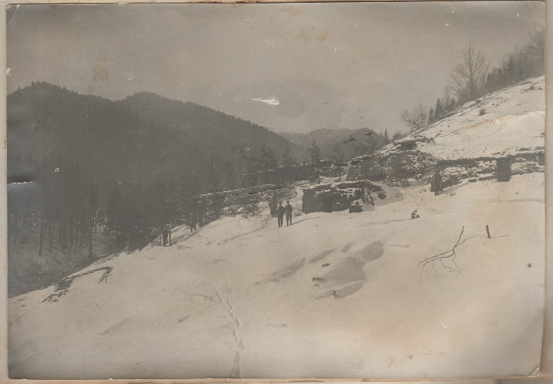 Vaade sõduritele punkrite ees lumisel nõlval mägede taustal