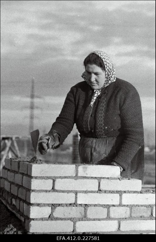 Müürsepp Õie Toom müüri ladumas.