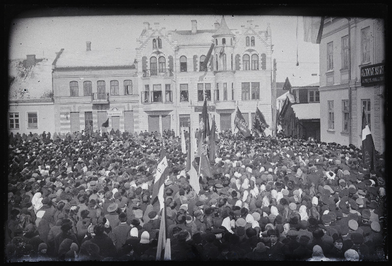 Üleriigilise revolutsioonipüha tähistamise miiting turuplatsil.