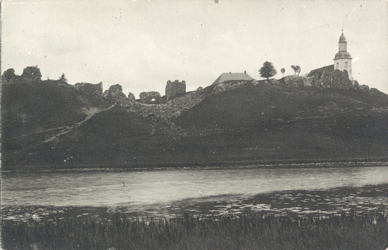 Vaade üle Linnaveski järve Karksi Peetri kirikule ja ordulossi varemetele.