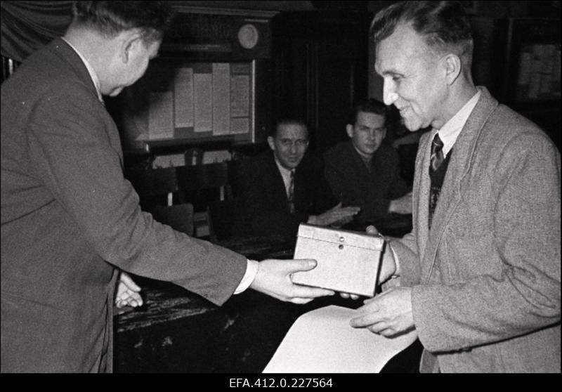 Vabariiklikul seinalehtede ülevaatusel J. Tombi nim Kultuurihoones.