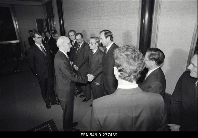 President Lennart Mere ametisse astumise tseremoonia presidendi lossi ees.