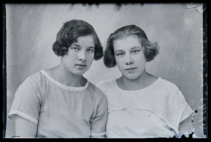 Kaks naist, (foto tellija Jürgenson).
