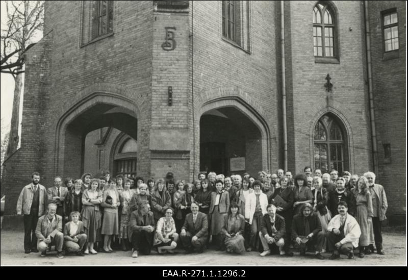 Ajalooarhiivi 70. a juubelikonverentsist osavõtjate grupifoto Sangaste lossi ees