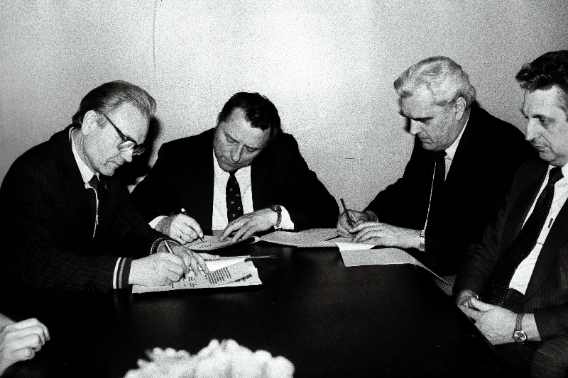 Eesti NSV jalgrattaföderatsiooni ja Eesti NSV siseministeeriumi, ehitusministeeriumi ning autotranspordi ja maanteede ministeeriumi vahelisele šefluslepingule kirjutavad alla Eesti NSV autotranspordi ja maanteede minister Garald Kruger (vasakul), Eesti NSV Spordikomitee esimees Mati Mark. Paremal Eesti NSV Jalgrattaföderatsiooni Presiidiumi esimees Aare Kitsing.