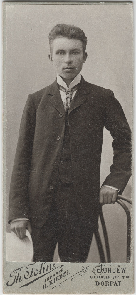 Stuudiofoto tundmatust noormehest.