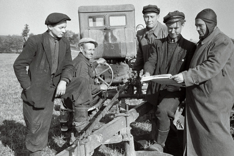 Torma masina-traktorijaama traktoristid A. Prii, E. Künnap, arvestaja A. Ivask, brigadir A. Kütt ja 1. Mai kolhoosi esimees R. Roos tutvuvad sotsialistliku võistluse tulemustega.