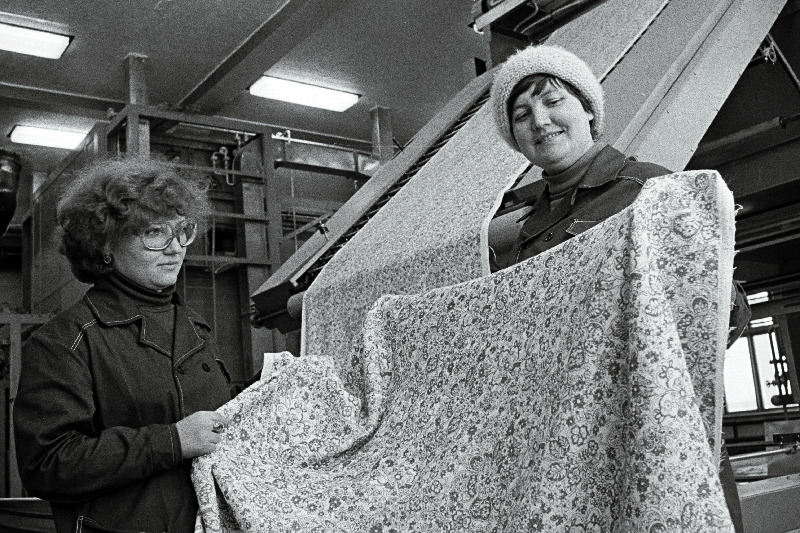 Sindi 1. Detsembri nim. Vabriku viimistlusvabriku juhataja asetäitja Nadežda Vološina (paremal) ja trükkimistsehhi juhataja Valentina Kortševskaja vabrikule "Salvo" trükitud lausriide kvaliteeti hindamas.