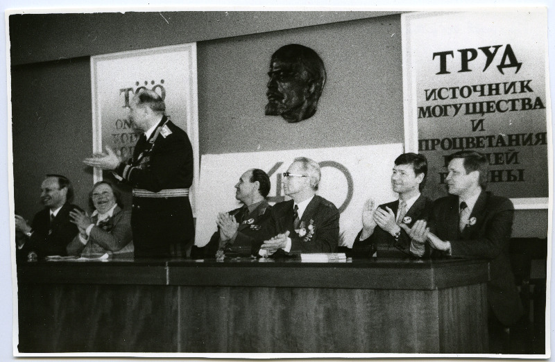 Veteranide autasustamine 1985. aastal Tartus, foto presiidiumist