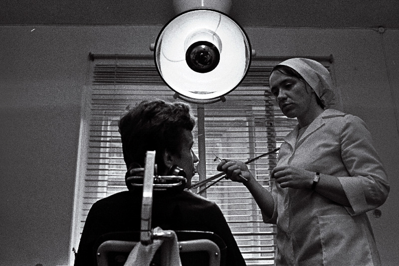 Viljandi stomatoloogia polikliiniku arst-stomatoloog Taima Kree patsiendiga.