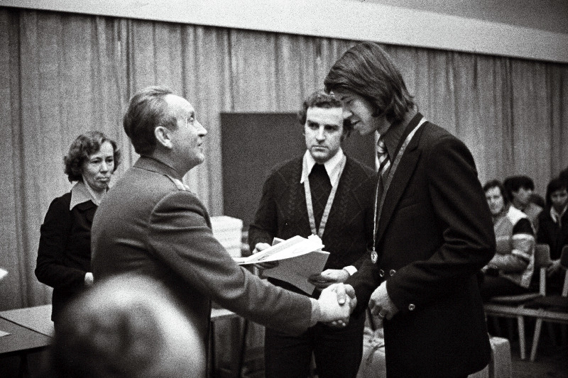 NSV Liidu meistrivõistlustel autorallis II grupi autodele hõbemedali võitnud Georg Valdekut (paremal) ja Eedo Raidet autasustab ALMAVÜ Eesti NSV Keskkomitee esimees Jüri Raudsepp (vasakul).