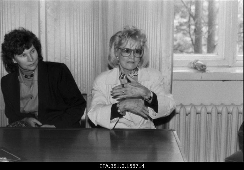 Kanada maalikunstnik Ruth Tulving (paremal) ja Kultuuriministeeriumi inspektor Kaia Varrak Narva muuseumis.