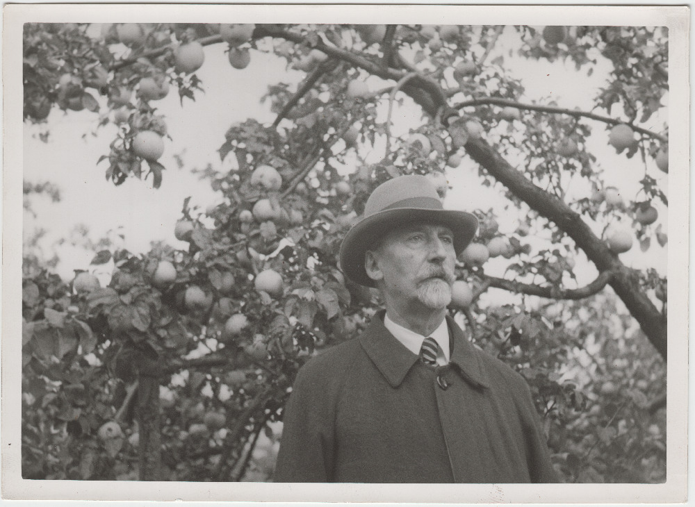 Jaan Tõnisson õunapuu all.