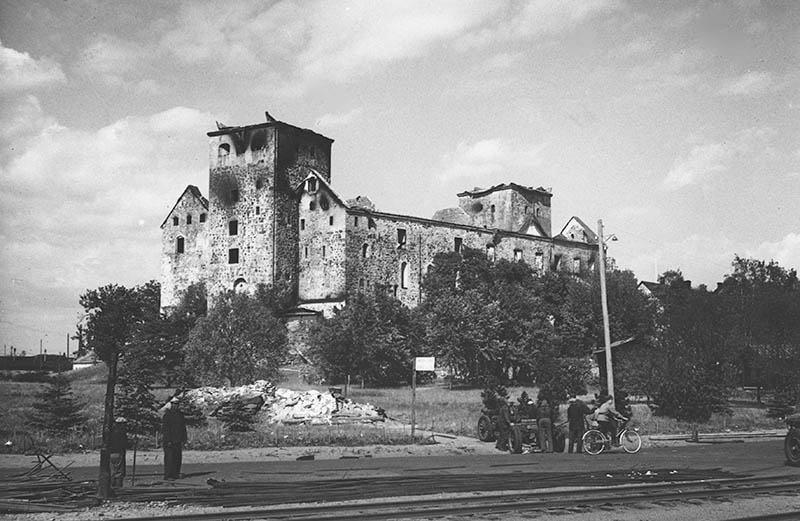 Turun linna pommitettuna kesällä 1941; ulkokuva