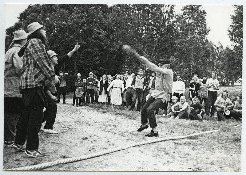 EÜE-85 kokkutulek Rulli '85. Mehed nuia heitmas
