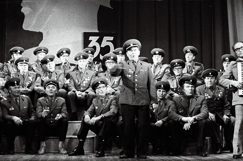 Haapsalu fašistlikust okupatsioonist vabastamise 35. aastapäeva tähistamise pidulikul koosolekul Haapsalu Rajooni Kultuurimajas esineb sõjaveteranide ansambel.