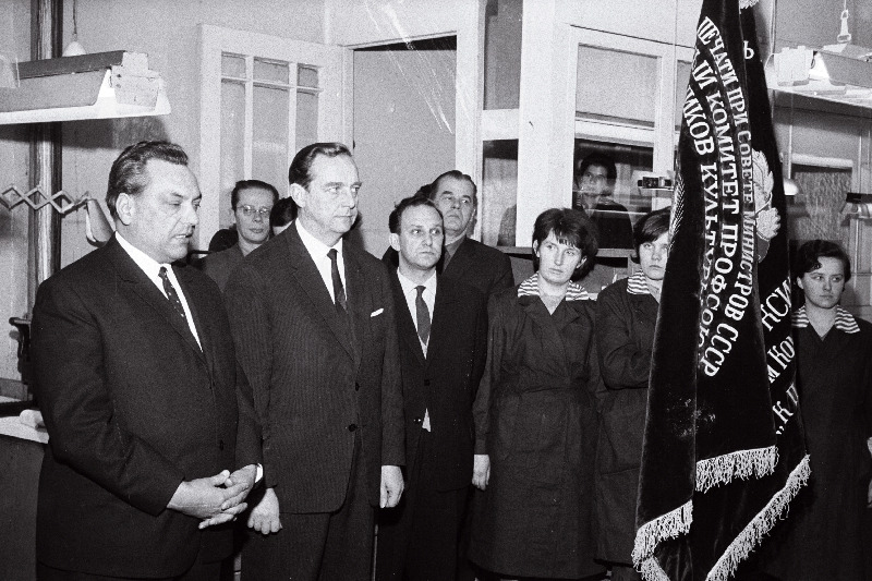 Trükikoja Kommunist kollektiivile üleliidulise rändpunalipu üleandmisel kõneleb üleliidulise kirjastuskomitee osakonnajuhataja G. Šuško (vasakul).