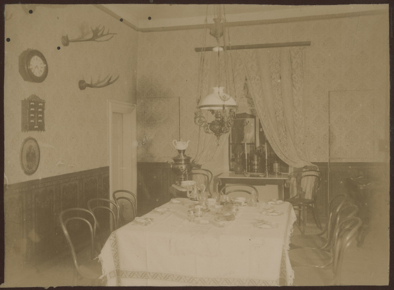 Sissevaade Haljava mõisa söögituppa