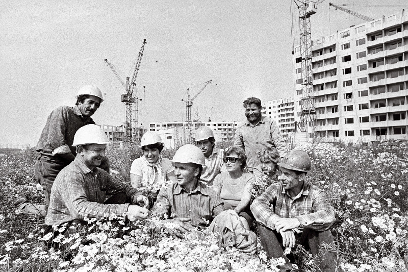 Tallinna Elamuehituskombinaadi ehitajad (vasakult) brigadir Ivan Prostatov, Fjodor Mazurov, Tamara Kopeikina, brigadir Tasu Jürmann, Nikolai Putilin, Valentina Sistitko, Endel Vainomäe, Rita Smirnova  ja Vladimir Dubnjak.