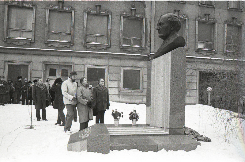 Helilooja Heino Elleri mälestussamba avamine Võidu väljaku ääres tema 100. sünniaastapäeval. Paremal ENSV Heliloojate Liidu juhatuse esimees Jaan Rääts.