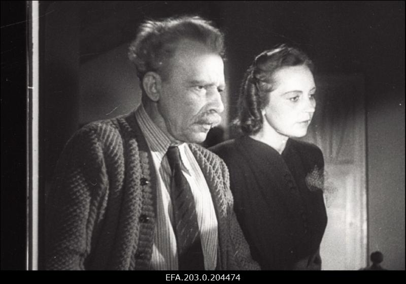 Kaader mängufilmist "Elu tsitadellis". Professor August Miilias (Hugo Laur) ja tema naine Eva Miilas (Aino Talvi).