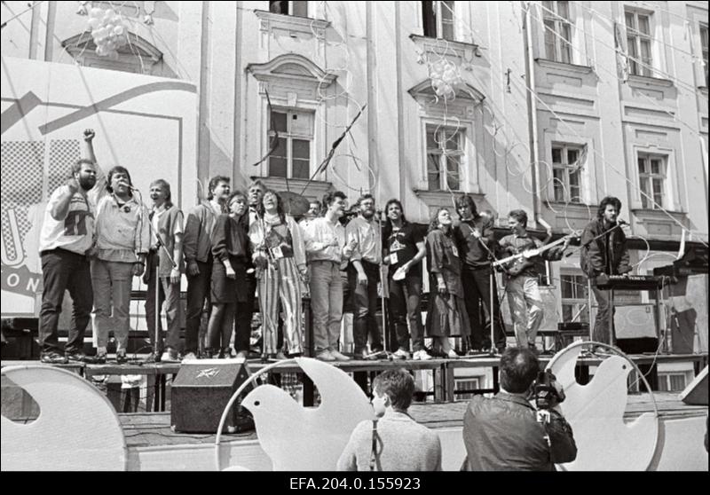 Tartu levimuusika päevadel esinevad (vasakult) Jaan Elgula, Tõnis Mägi, Toomas Lunge, Priit Pihlap, Kare Kauks, Ivo Linna, Reet Linna, Karl Madis, Hardi Volmer, Gunnar Graps, Silvi Vrait, Henry Laks, Vello Jurtom, Alo Mattiisen.