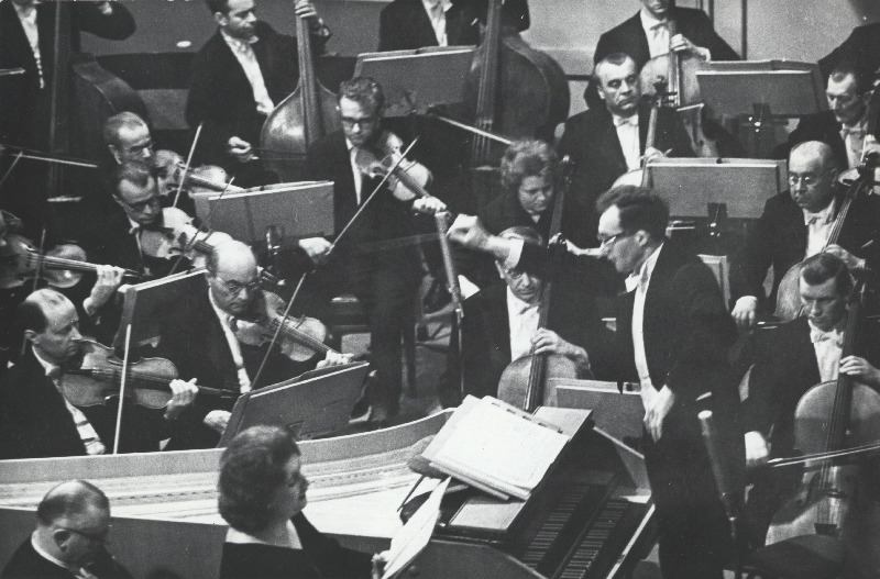 Eesti Raadio sümfooniaorkester Roman Matsovi juhatusel Haydni oratooriumi Loomine esitamas.