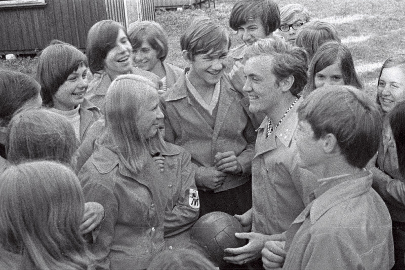 Eesti õpilasmaleva ( 1971? ) pilte Konovere, Audru, Sipa rühma elust - olust. Malevlased laagrimajakeste ees palli mängimas ja vestlemas