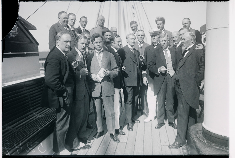 Mereasjanduse Peavalitsuse direktor Eduard Avik (paremalt 4.) laeva Drettningholm pardal.