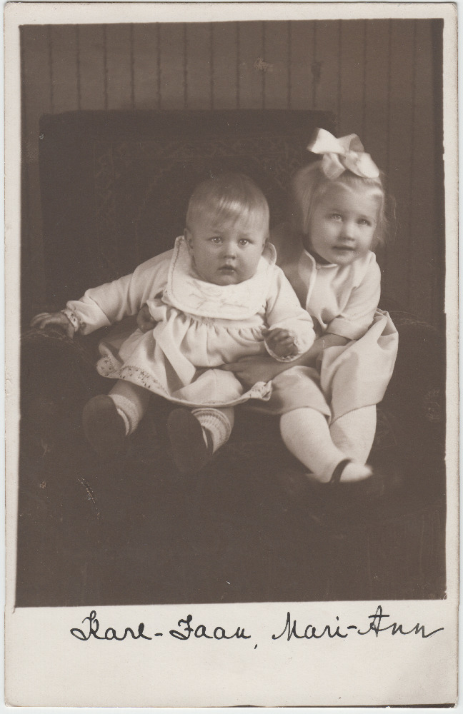 Kaks last tugitoolis, foto esiküljele kirjutatud Karl-Jaak ja Mari-Ann